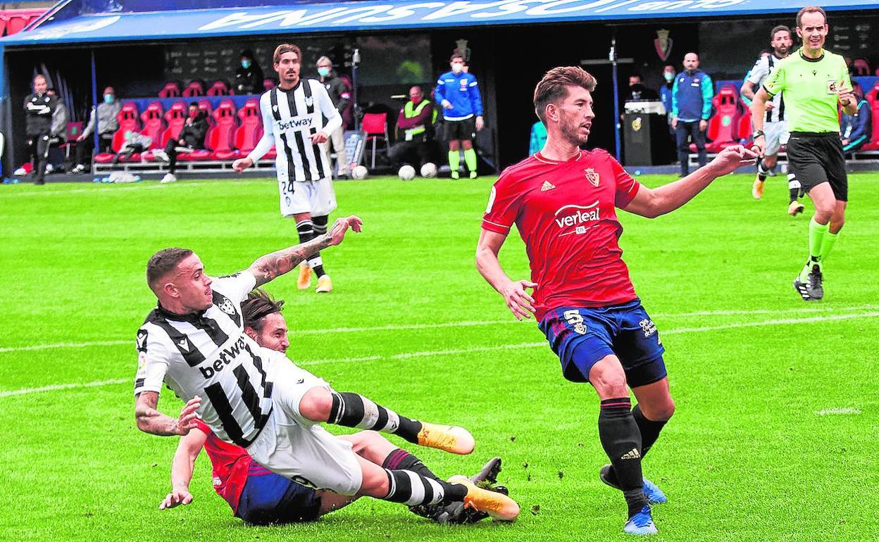 Roger Martí dispara para marcar el segundo tanto del Levante.