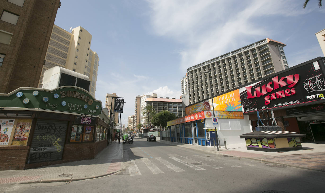 «Uno gana más dinero cerrado que abierto». La joya de la Costa Blanca languidece con traspasos de locales en primera línea y calles vacías