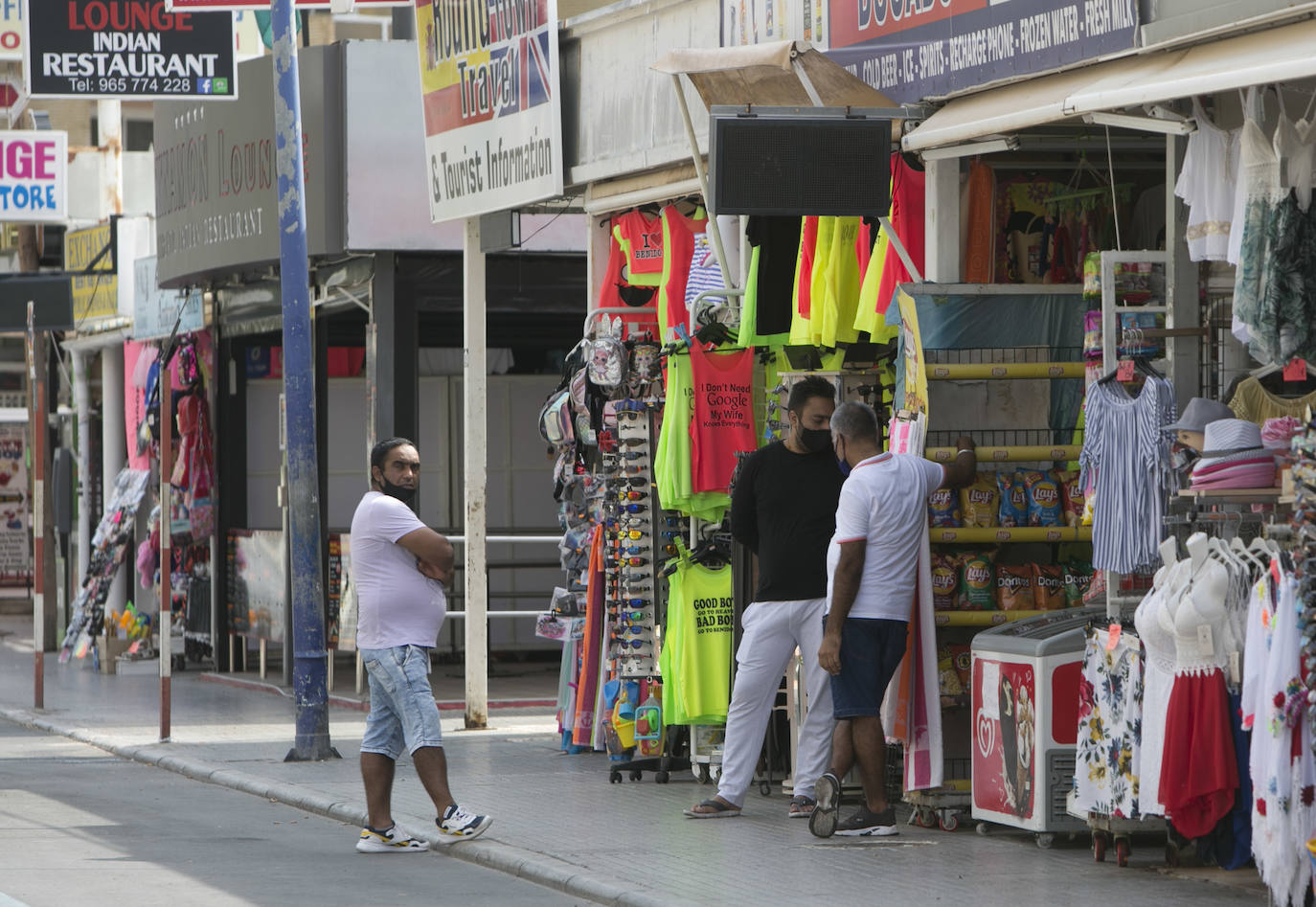 «Uno gana más dinero cerrado que abierto». La joya de la Costa Blanca languidece con traspasos de locales en primera línea y calles vacías