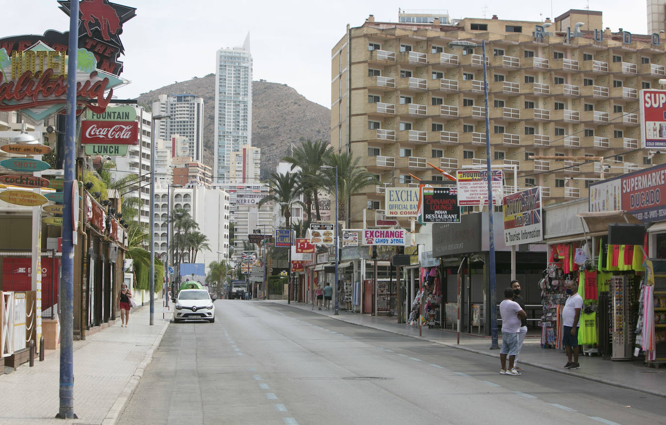 «Uno gana más dinero cerrado que abierto». La joya de la Costa Blanca languidece con traspasos de locales en primera línea y calles vacías