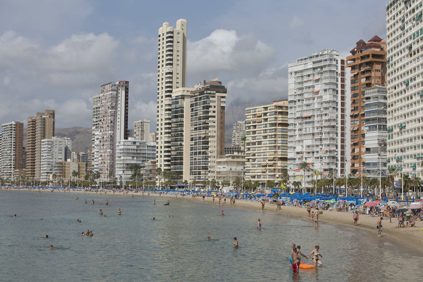 «Uno gana más dinero cerrado que abierto». La joya de la Costa Blanca languidece con traspasos de locales en primera línea y calles vacías