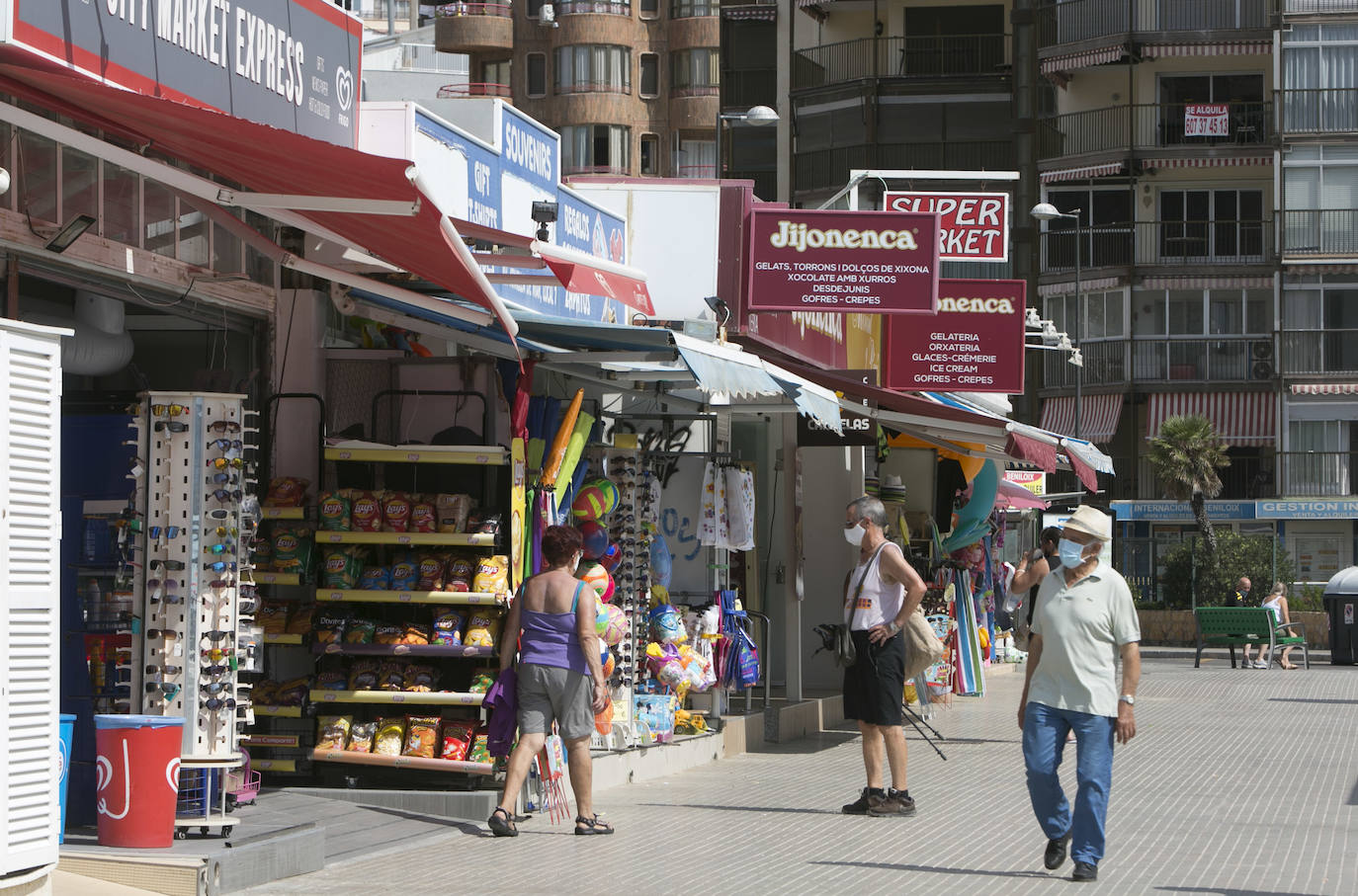 «Uno gana más dinero cerrado que abierto». La joya de la Costa Blanca languidece con traspasos de locales en primera línea y calles vacías