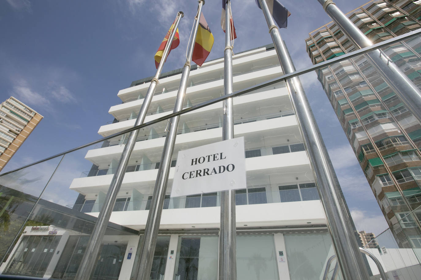 «Uno gana más dinero cerrado que abierto». La joya de la Costa Blanca languidece con traspasos de locales en primera línea y calles vacías