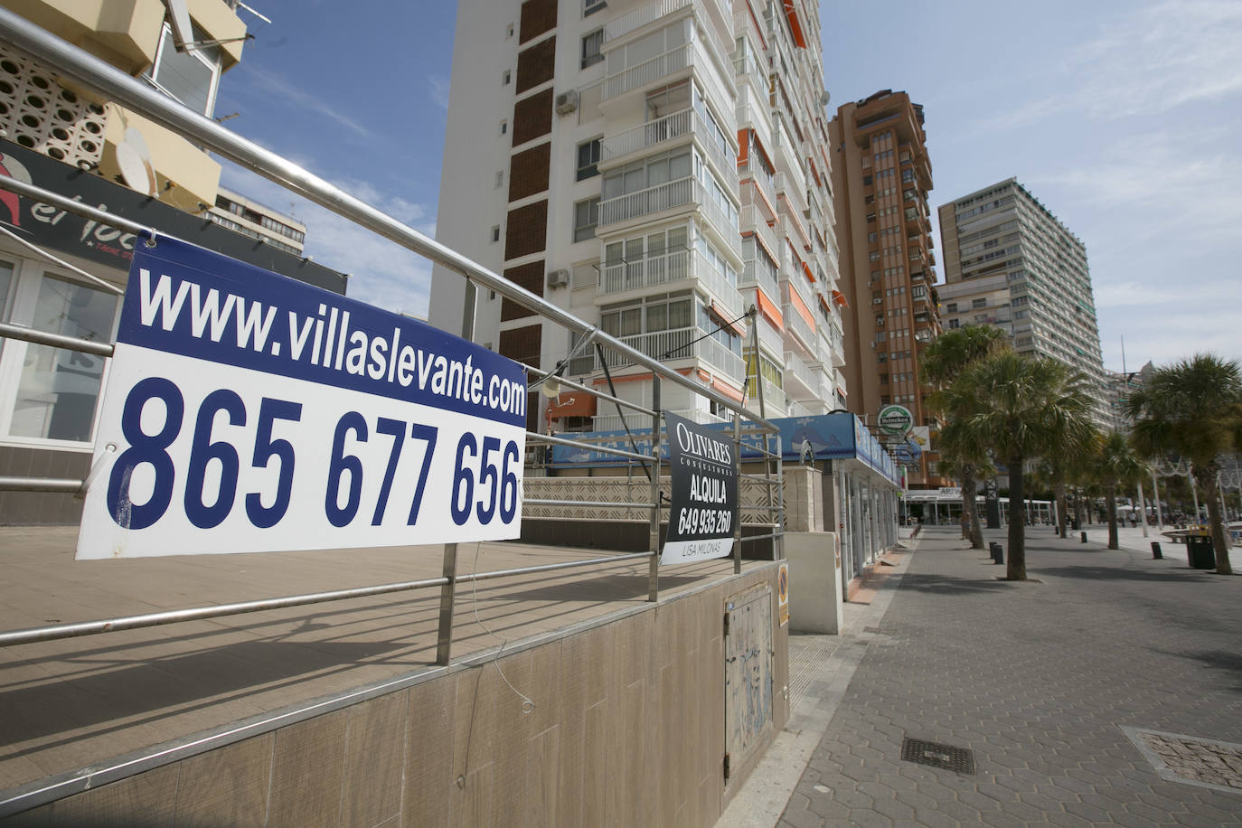 «Uno gana más dinero cerrado que abierto». La joya de la Costa Blanca languidece con traspasos de locales en primera línea y calles vacías