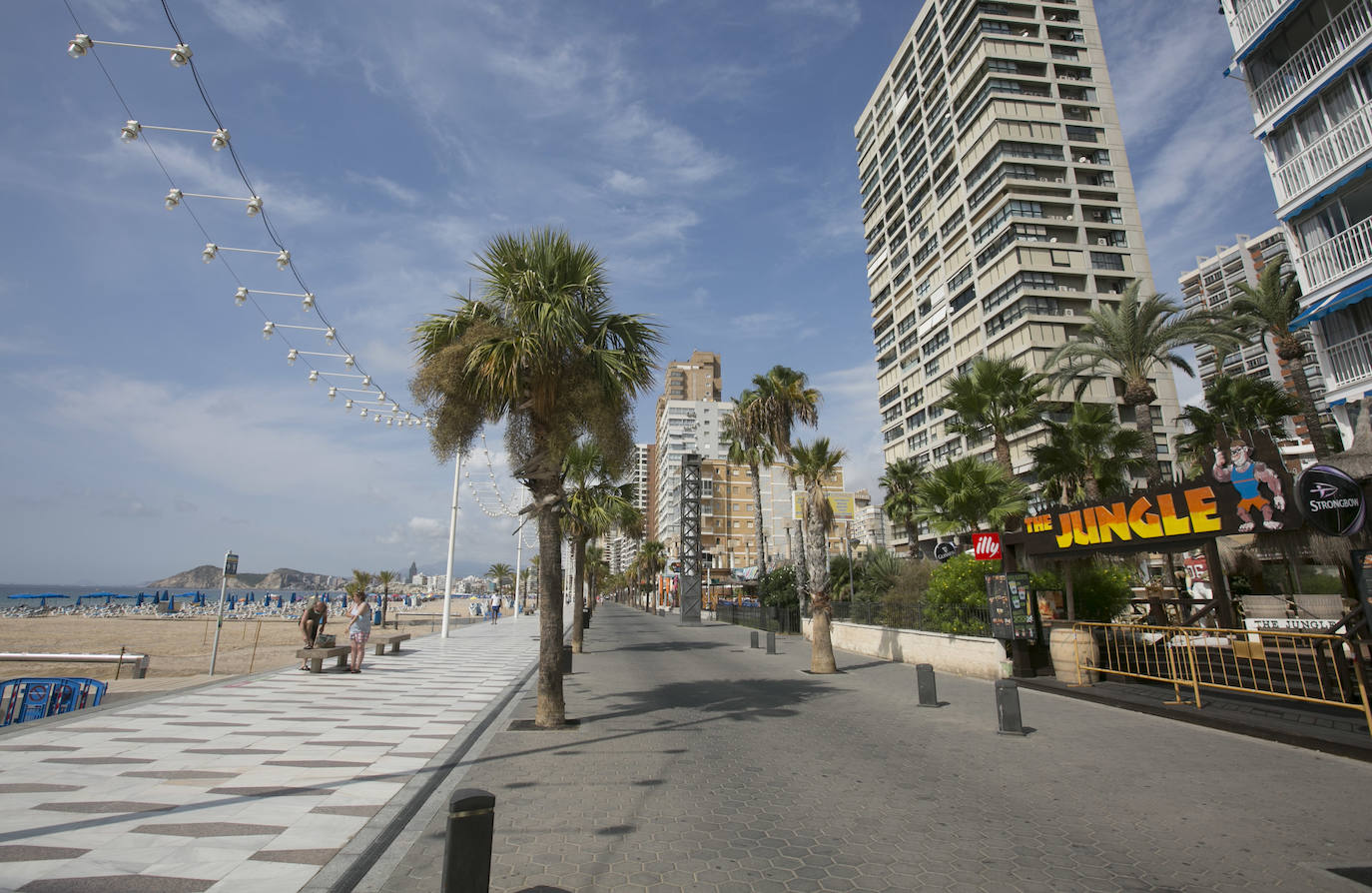 «Uno gana más dinero cerrado que abierto». La joya de la Costa Blanca languidece con traspasos de locales en primera línea y calles vacías