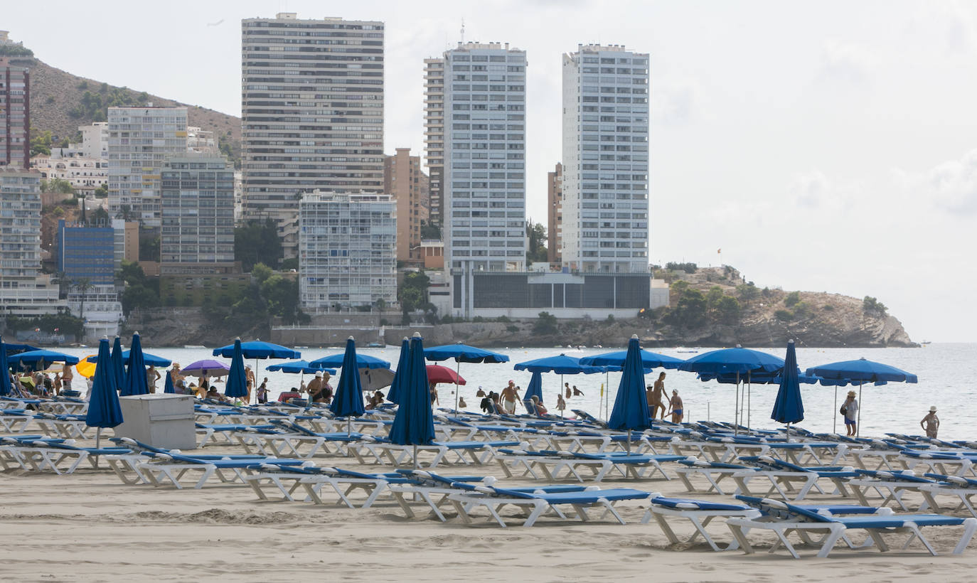 «Uno gana más dinero cerrado que abierto». La joya de la Costa Blanca languidece con traspasos de locales en primera línea y calles vacías