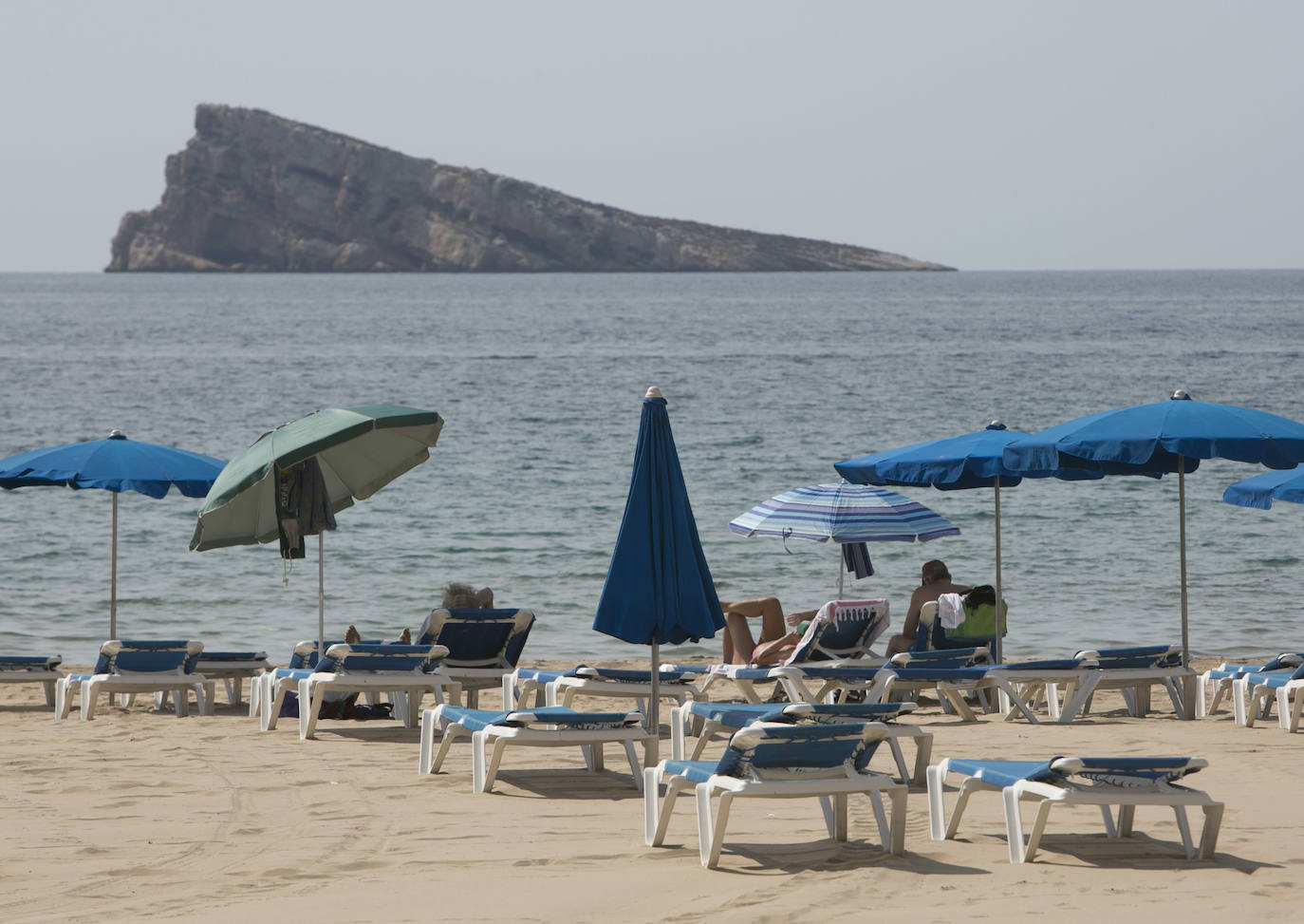 «Uno gana más dinero cerrado que abierto». La joya de la Costa Blanca languidece con traspasos de locales en primera línea y calles vacías