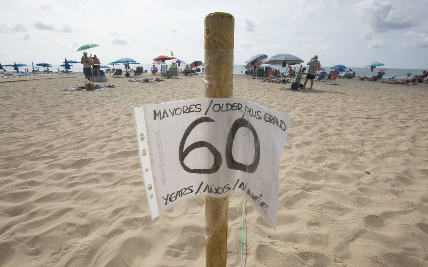 «Uno gana más dinero cerrado que abierto». La joya de la Costa Blanca languidece con traspasos de locales en primera línea y calles vacías