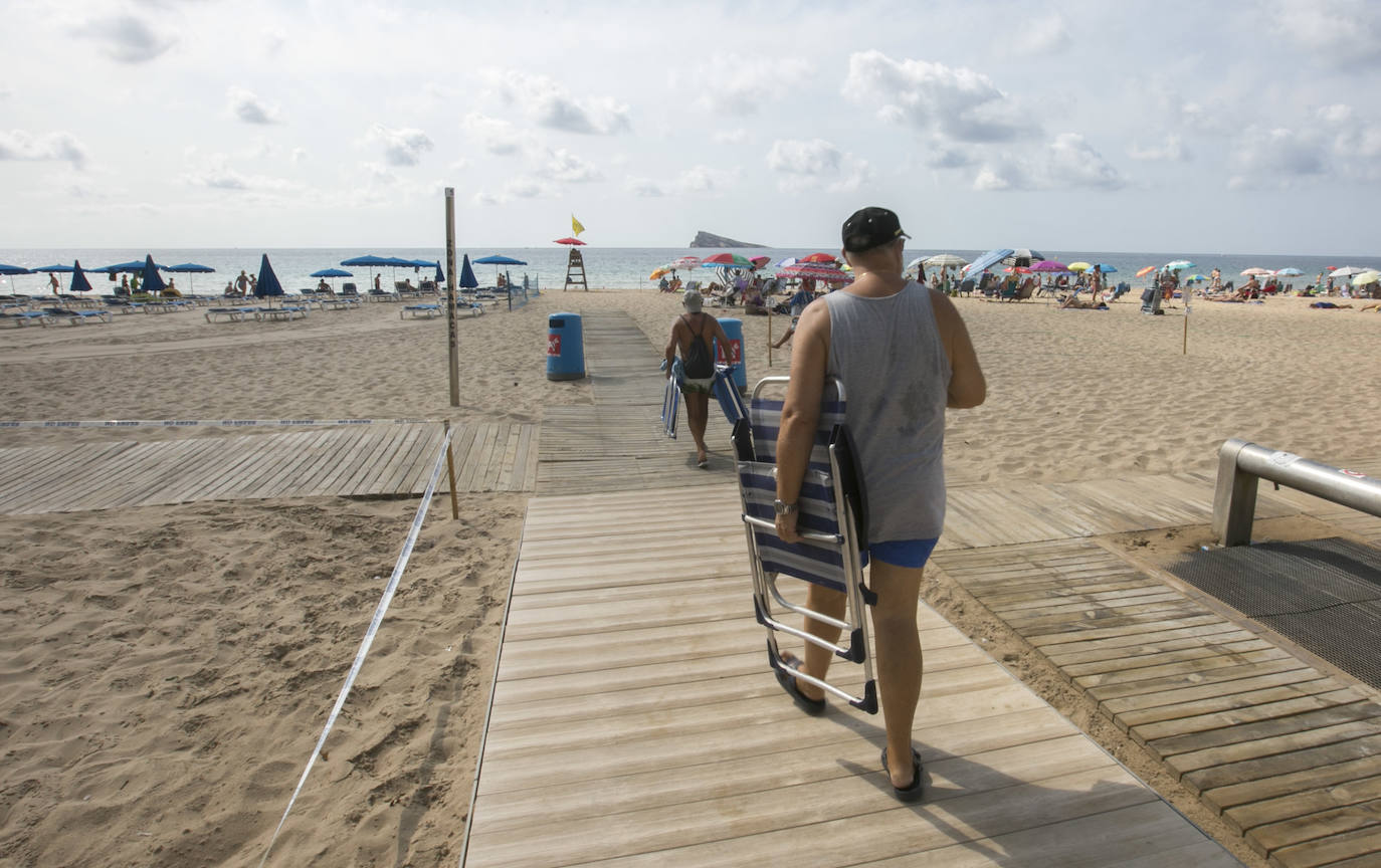 «Uno gana más dinero cerrado que abierto». La joya de la Costa Blanca languidece con traspasos de locales en primera línea y calles vacías