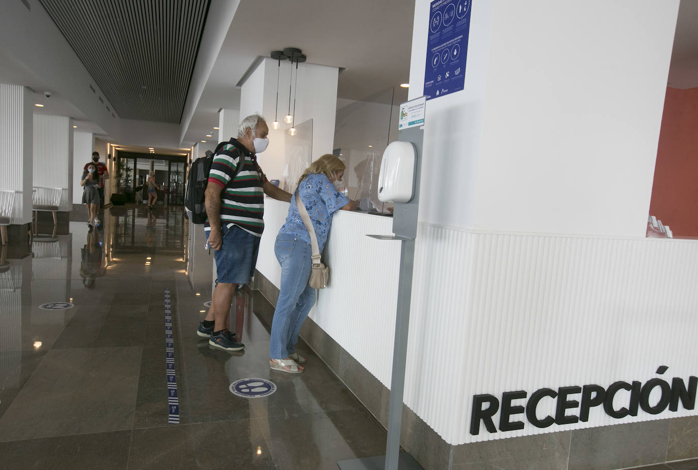 «Uno gana más dinero cerrado que abierto». La joya de la Costa Blanca languidece con traspasos de locales en primera línea y calles vacías