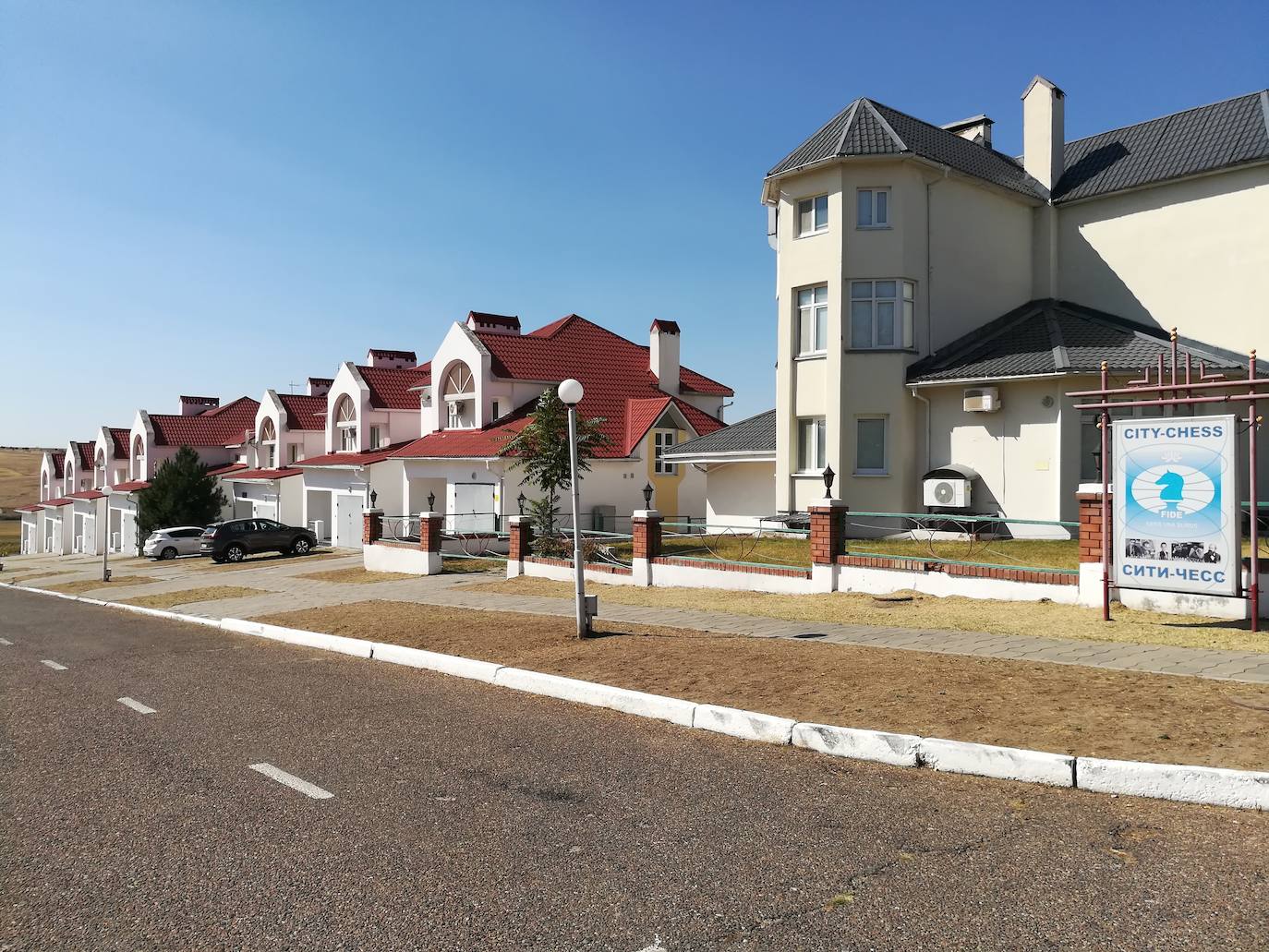 Chess City, la ciudad ajedrez | También situada en Rusia, Kalmykia, tiene un domo en el centro con varias casas construidas a su alrededor, que emulan una ciudad de ajedrez. 