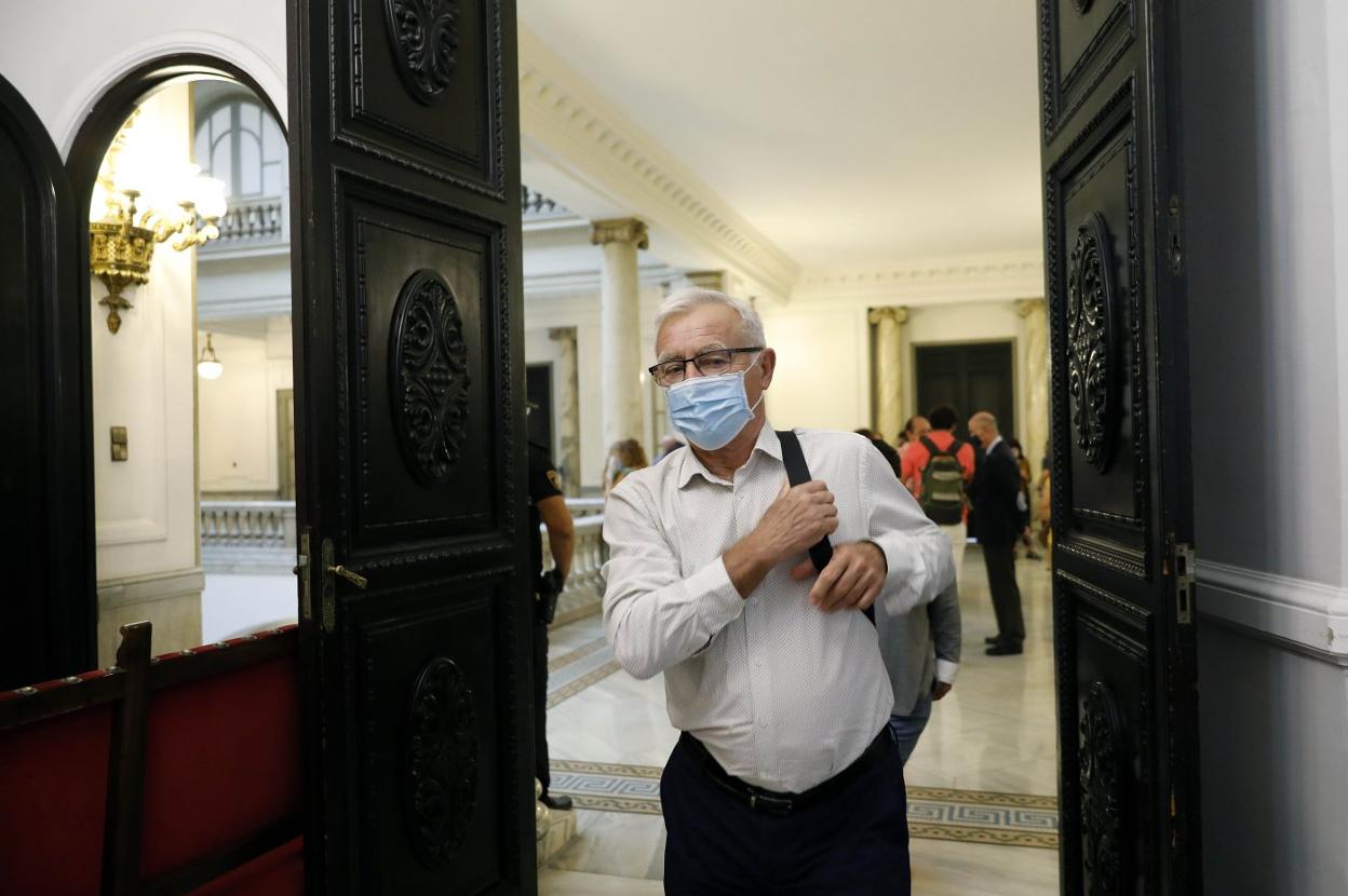 El alcalde Ribó, antes de entrar en el hemiciclo del Ayuntamiento. irene marsilla