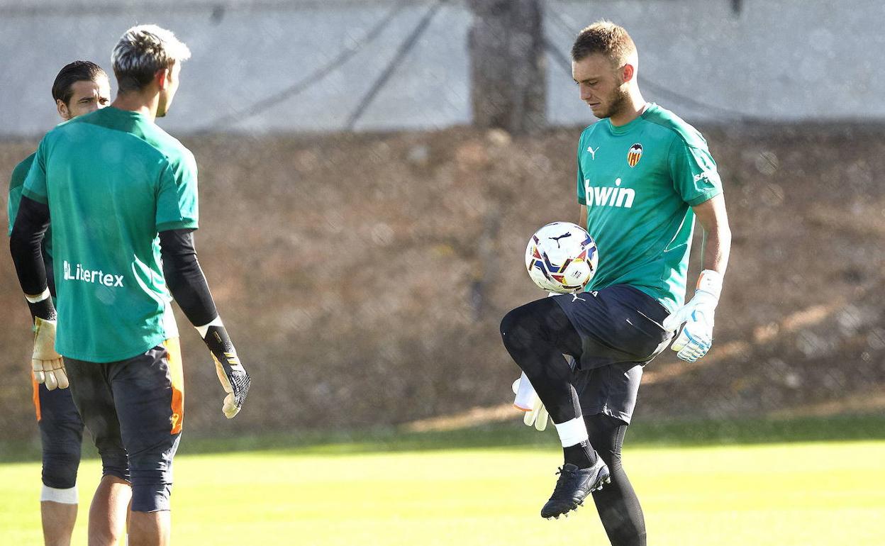 Cillessen, en un entrenamiento reciente con el Valencia