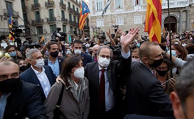 El presidente de la Generalitat de Cataluña, Quim Torra (2i), junto a su mujer, salen del Palau de la Generalitat.