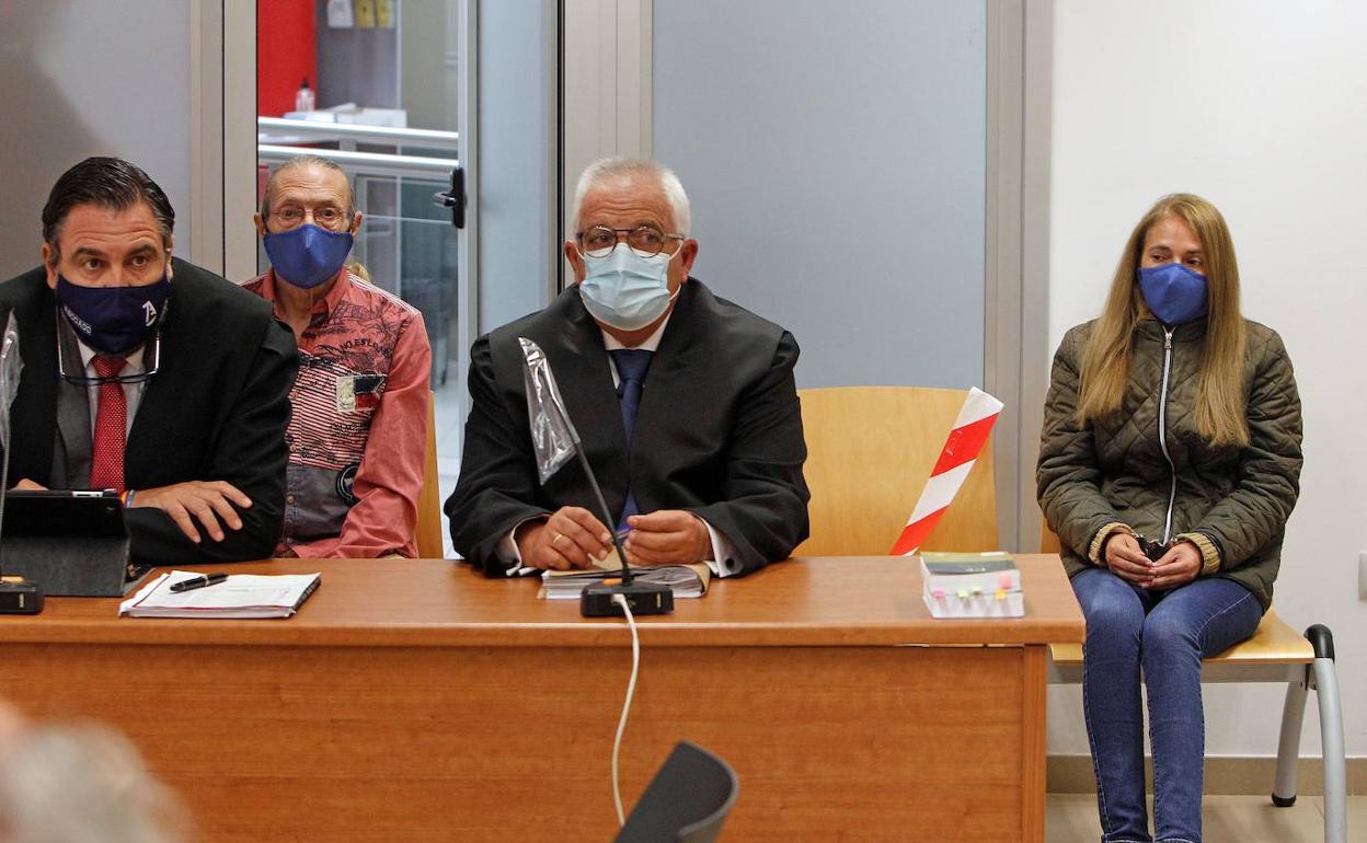 Concepción Martín, conocida como la viuda negra de Alicante, y Francisco Pérez, se sientan en el banquillo de la Audiencia Provincial. 