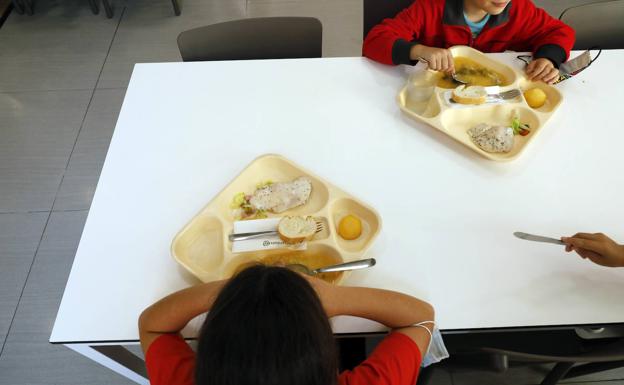 Menús entre mamparas, en las aulas y con distancia social