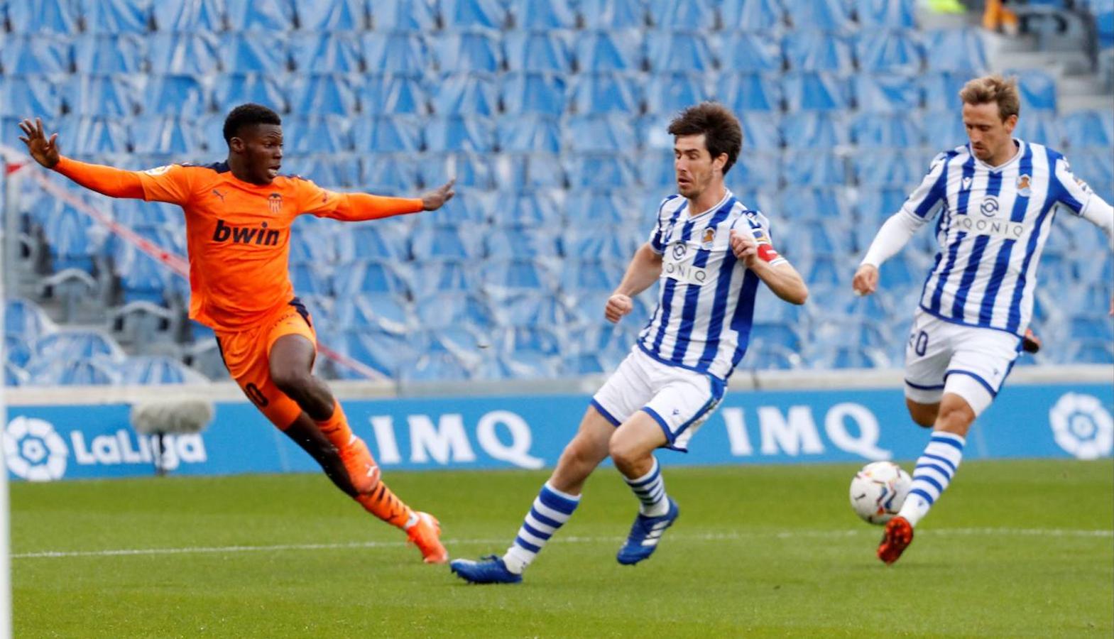 Las mejores imágenes del partido entre la Real Sociedad y el Valencia CF en el Reale Arena