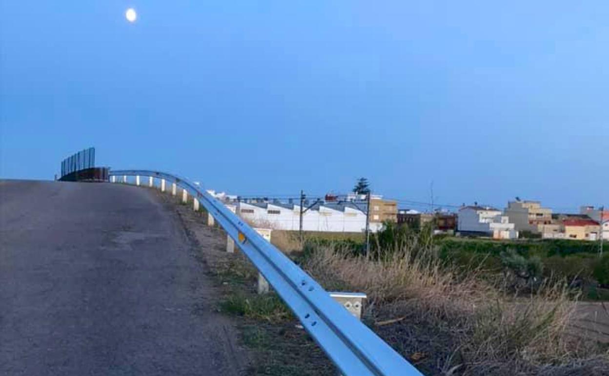 La valla metálica que se ha instalado en el puente. 