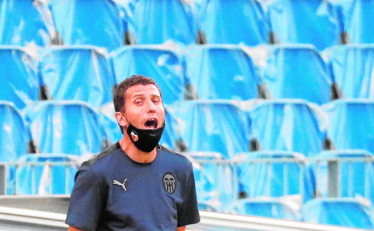 Javi Gracia da indicaciones en la primera victoria a domicilio de su Valencia. 