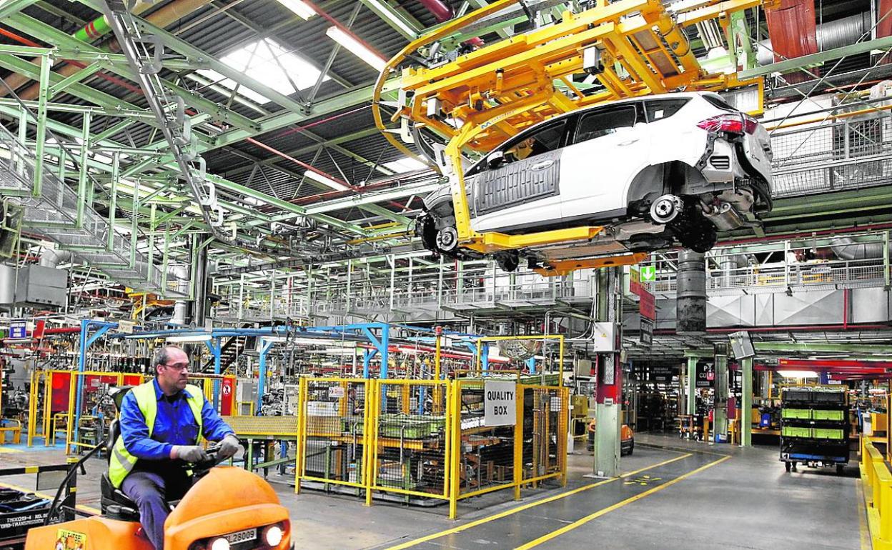 Un trabajador en la fábrica de Almussafes.