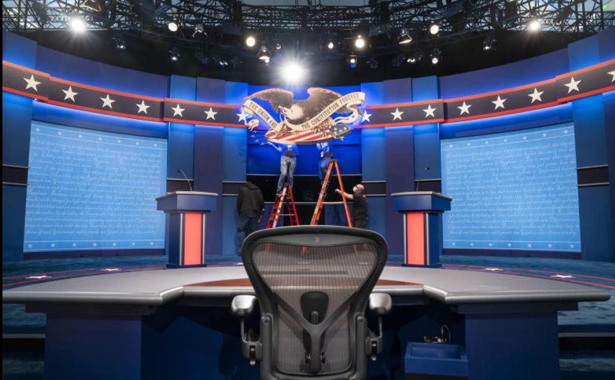 Trabajadores preparan el escenario del primer debate presidencial entre Donald Trump y el candidato demócrata, Joe Biden.