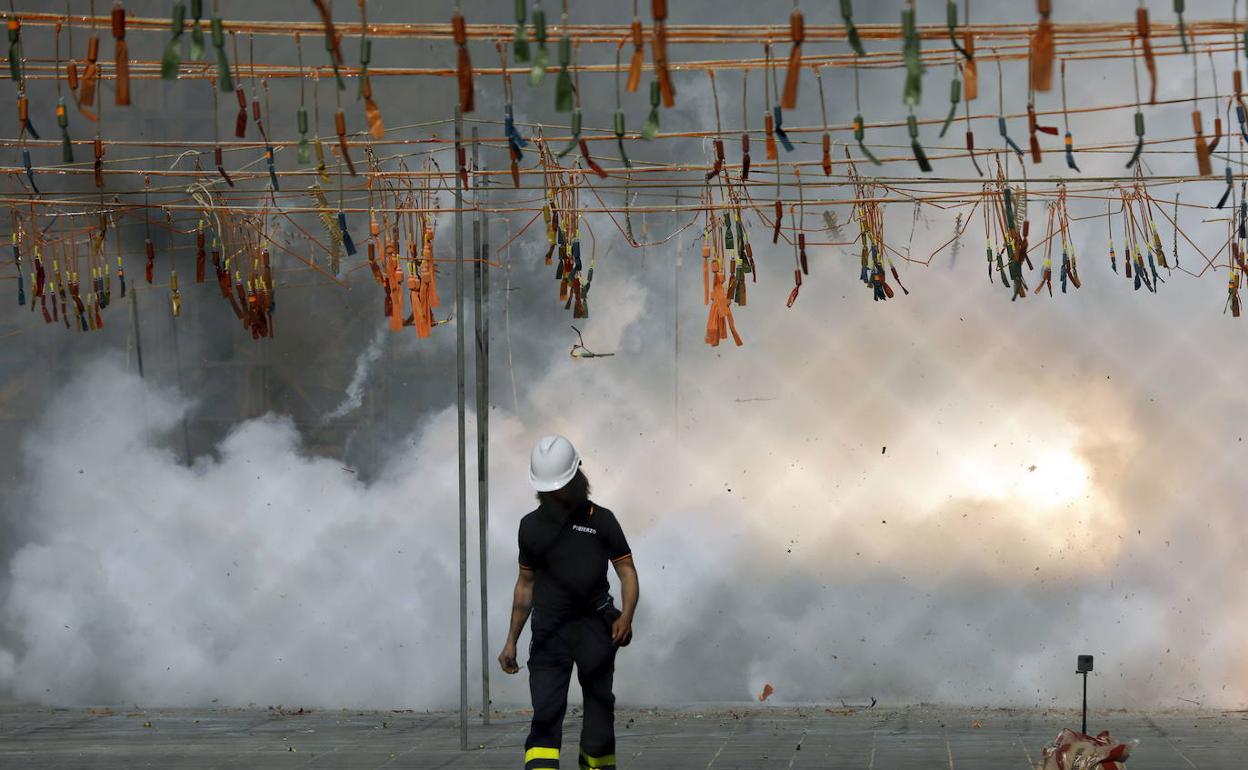 Mascletà en la plaza del Ayuntamiento. 