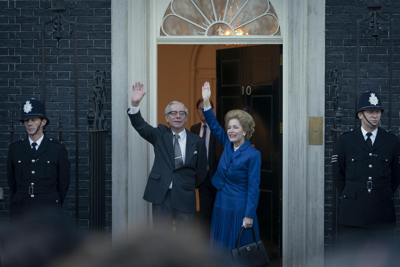 Por su parte, Gillian Anderson se pondrá en el papel de Margaret Thatcher que emprende una dura reconversión industrial que provocará un enorme malestar social y conduce al país a la Guerra de las Malvinas. 