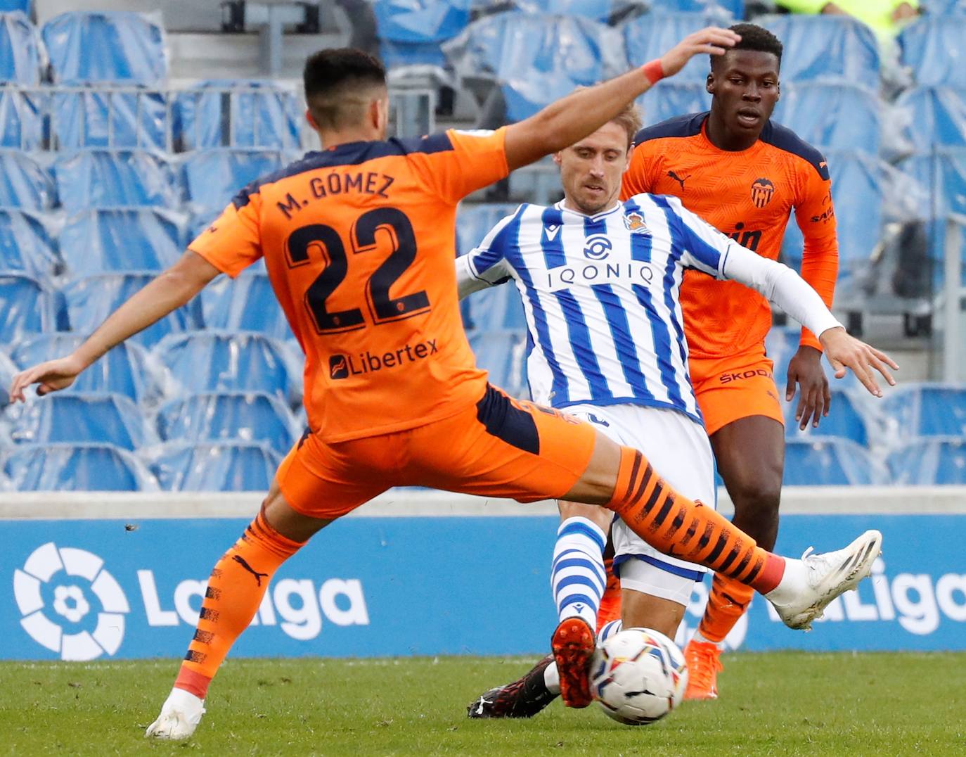 Las mejores imágenes del partido entre la Real Sociedad y el Valencia CF en el Reale Arena