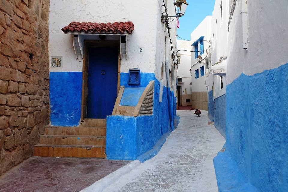 El pueblo de Chefchaouen, en Marruecos, es el municipio más azul del mundo. Aquí las calles están pintadas con variaciones de este color, que también predomina en la fachada, ventanas, puertas y hasta en el interior de sus casas. El resultado es un llamativo conjunto en medio de las montañas del Rif que atrae a turistas de todas partes del mundo. 