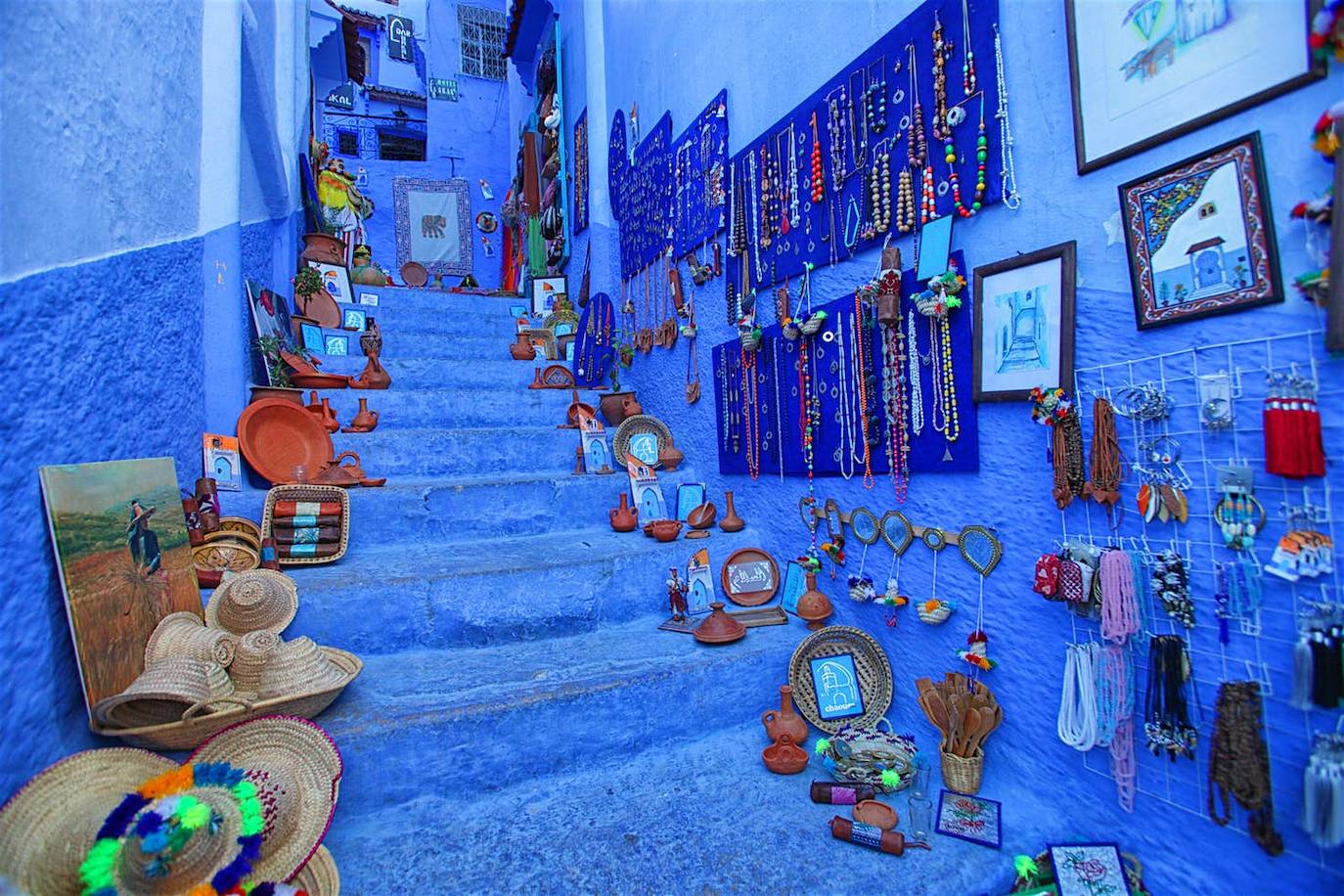 El pueblo de Chefchaouen, en Marruecos, es el municipio más azul del mundo. Aquí las calles están pintadas con variaciones de este color, que también predomina en la fachada, ventanas, puertas y hasta en el interior de sus casas. El resultado es un llamativo conjunto en medio de las montañas del Rif que atrae a turistas de todas partes del mundo. 