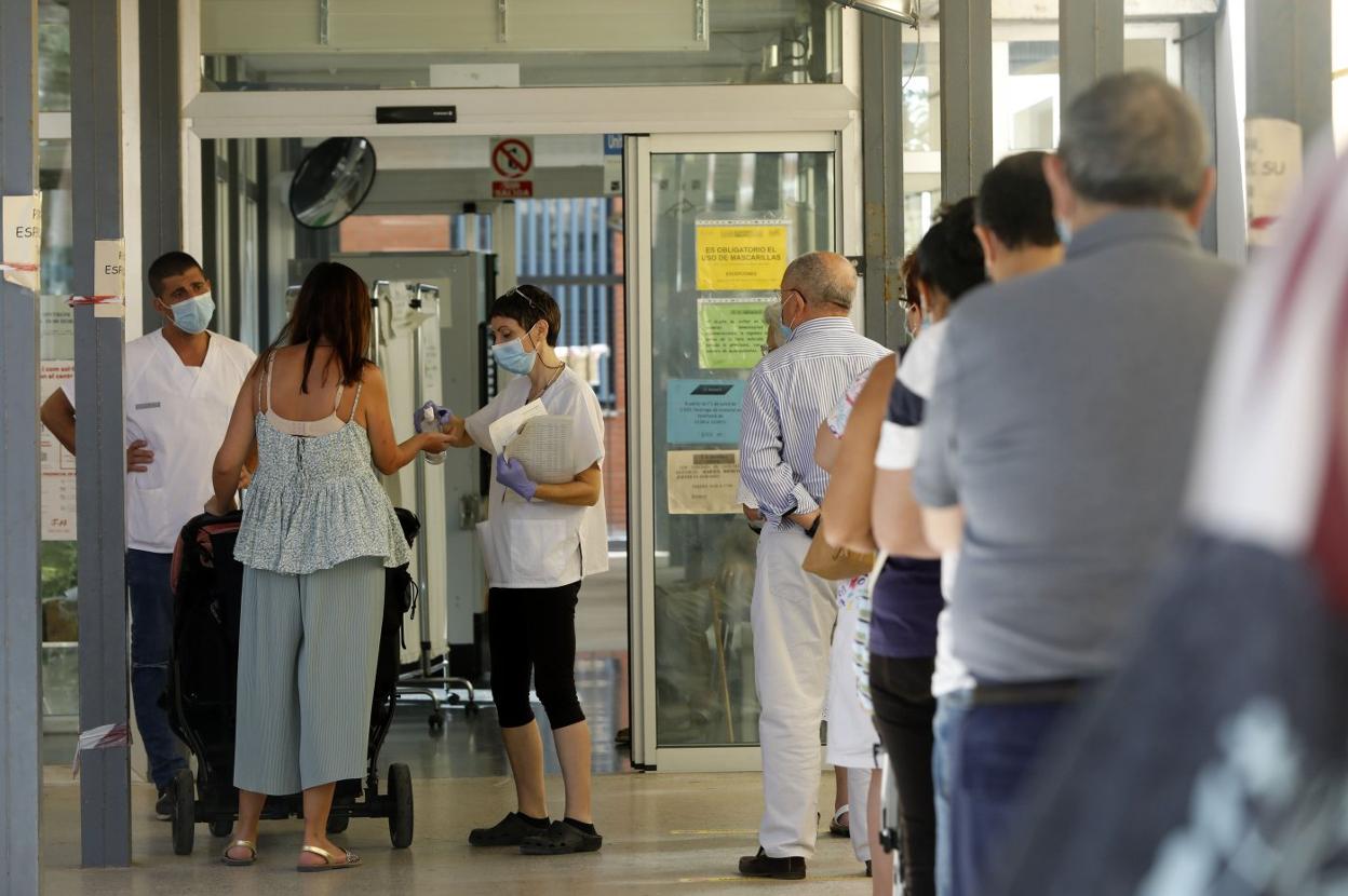 Cola para acceder al centro de Salud de Serrería en Valencia. irene marsilla