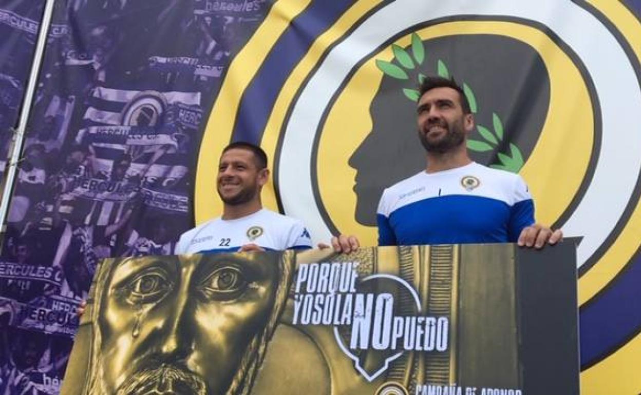 El delantero Acuña y el capitán del equipo, Ismael Falcón, con el cartel de la campaña. 