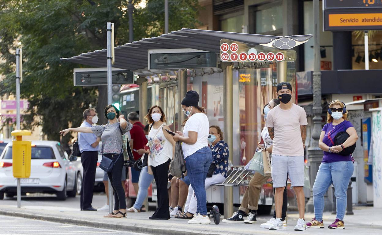 Parada de la EMT en el centro de Valencia. 