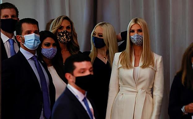 Imagen principal - 1. Los hijos de Trump llegan al debate de Cleveland. 2. Jill Biden, esposa del candidato demócrata. 3. Melania Trump, primera dama. 