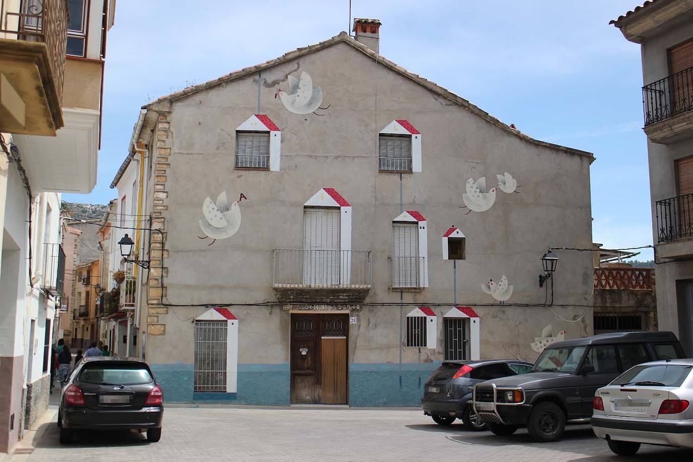 Sin embargo, otro de los atractivos de Fanzara está en sus calles, donde se encuentra el Museo Inacabado de Arte Urbano (MIAU), un proyecto en constante cambio y crecimiento donde cada año se trasladan artistas de todo el mundo para llenar de color y otras expresiones artísticas las paredes, fachadas de casas particulares, y cada rincón de la población.