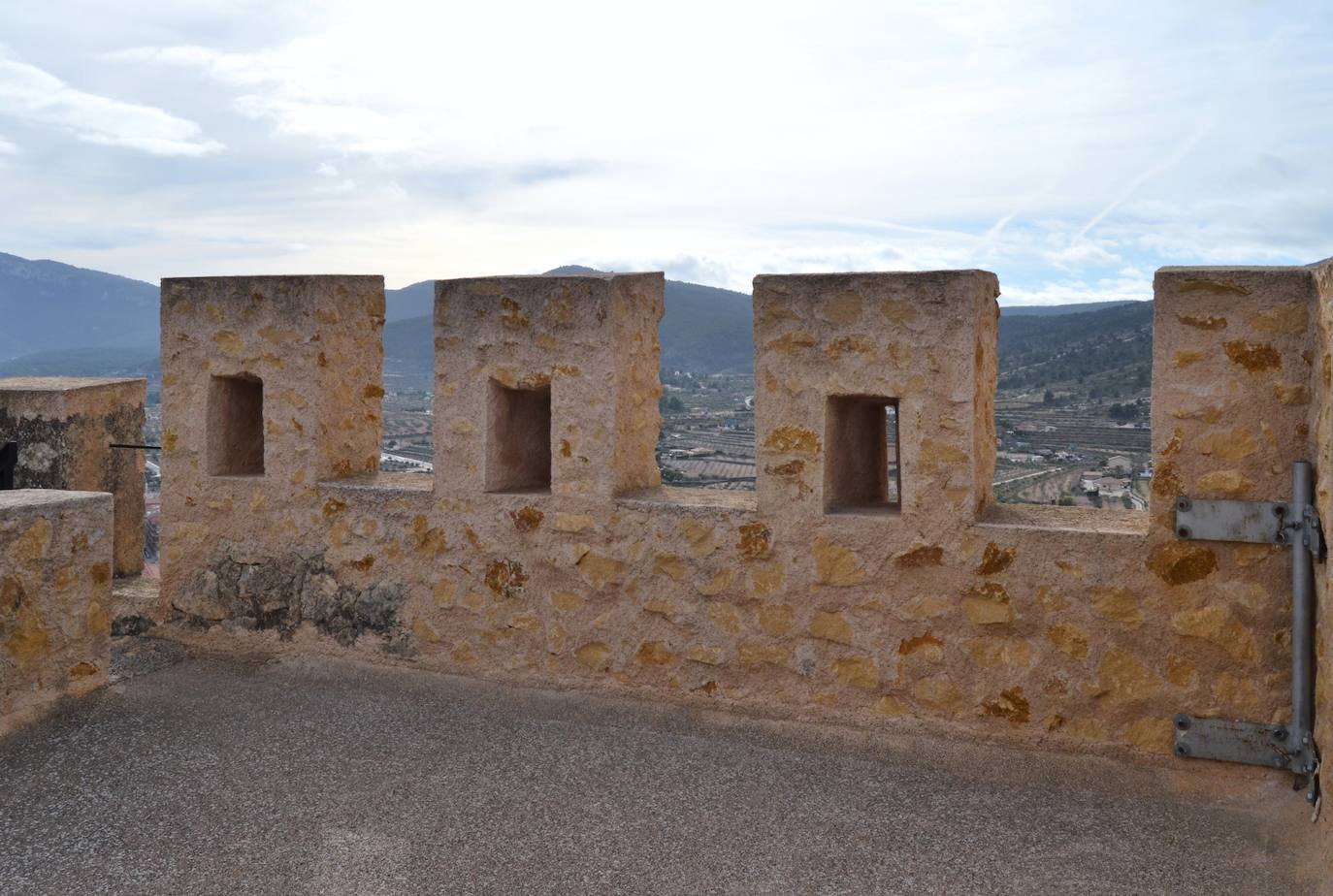 Construido entre los siglos XI y XVI, del castillo cabe destacar la enorme mole que forma la llamada Torre Grossa o Torre del Homenaje, bien conservada. Del patio de armas destacan su gran extensión, restos de murallas almenadas, cuerpo de guardia, etc. Con todo, lo más espectacular debió de ser todo el conjunto llamado Palau. Este contiene edificios que van desde el siglo XIII hasta el siglo XV de entre los cuales destaca la llamada Torre Prima y la enorme sala abovedada rectangular.