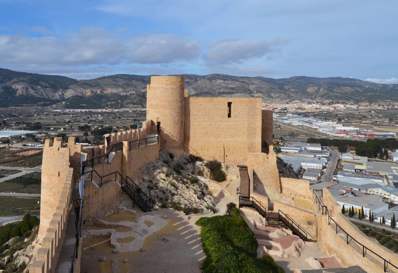 10.- Castalla (Alicante) | Castalla está situada en el interior de la provincia de Alicante, en la comarca de la Hoya de Alcoy. Entre sus atractivos se encuentra su castillo, que se alza sobre una colina que domina todo el valle. La localidad se estructura a su alrededor, en las faldas de la colina, a 780 metros sobre el nivel del mar.