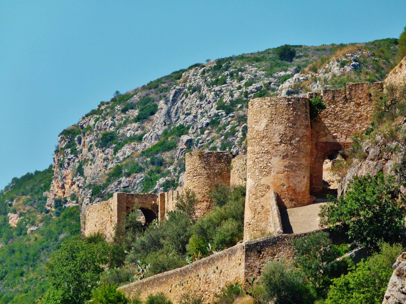 2.- Chulilla (Valencia) | Chulilla, ubicado en La Serranía de Valencia, invita al visitante a pasear y perderse entre sus calles, así como entre sus montañas y parajes naturales.