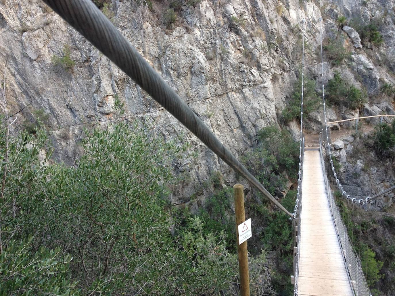 Uno de sus grandes atractivos es la conocida como Ruta de los Puentes Colgantes. Los amantes del senderismo tienen aquí una gran oportunidad de disfrutar de la adrenalina y la naturaleza. El puente más alto tiene una altura sobre el río de aproximadamente unos 15 metros, no apto si se tiene miedo a las alturas, y una longitud de pasarela de aproximadamente unos 21 metros.