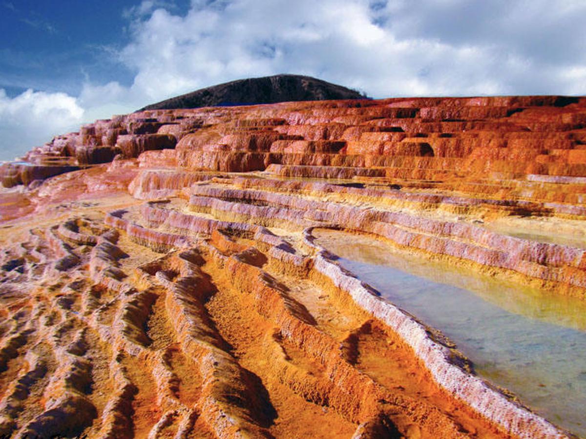 Badab-e Surt (Iran) | Sus increíbles terrazas naturales están formadas por rocas sedimentarias por las que el agua fluye dejando un auténtico espectáculo para la vista.