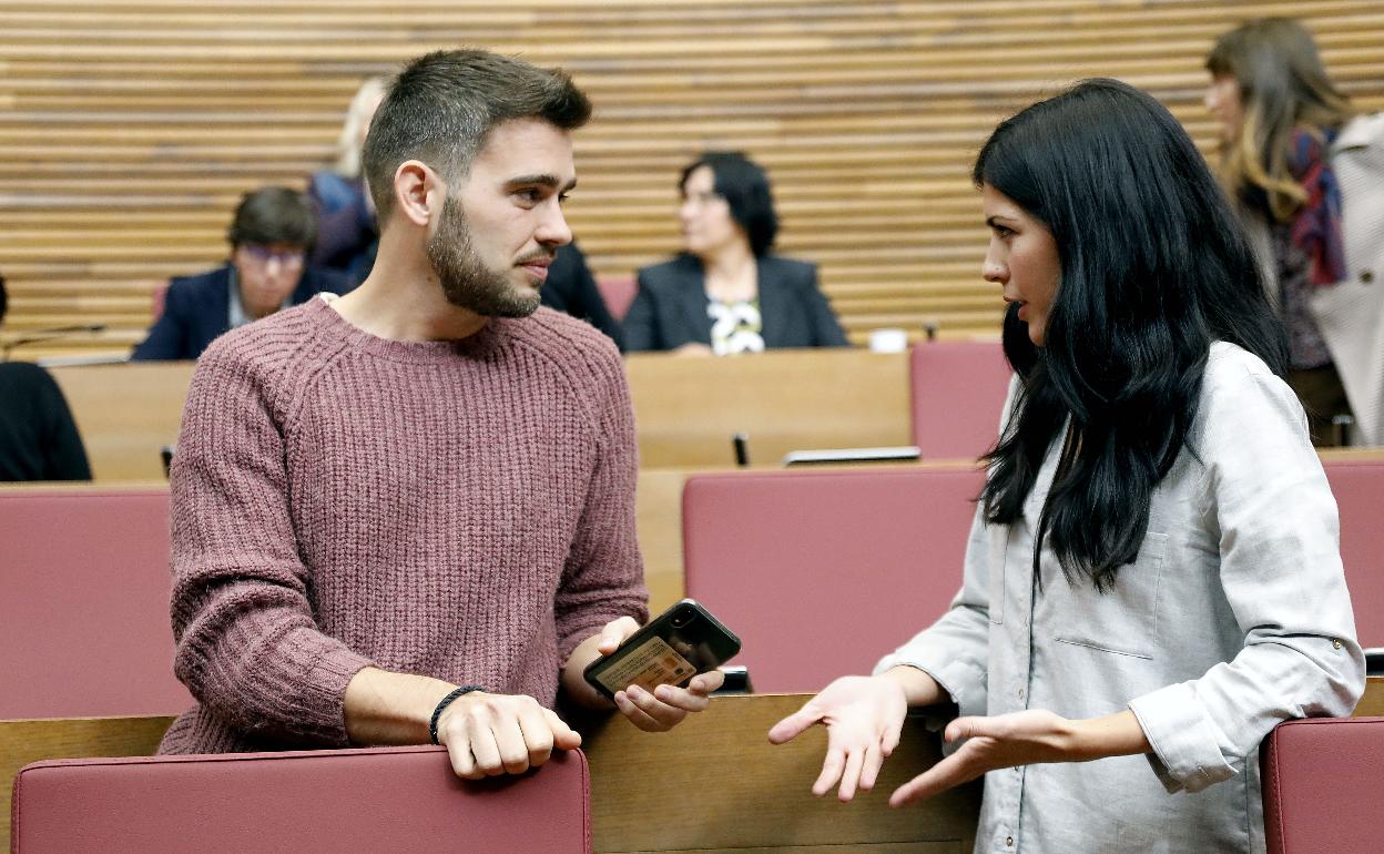 Fran Ferri (Compromís) habla con la síndica de Podemos, Naiara Davó.