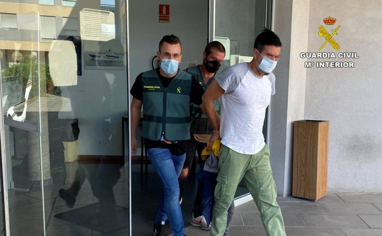 Dos agentes de la Guardia Civil acompañan al detenido. 