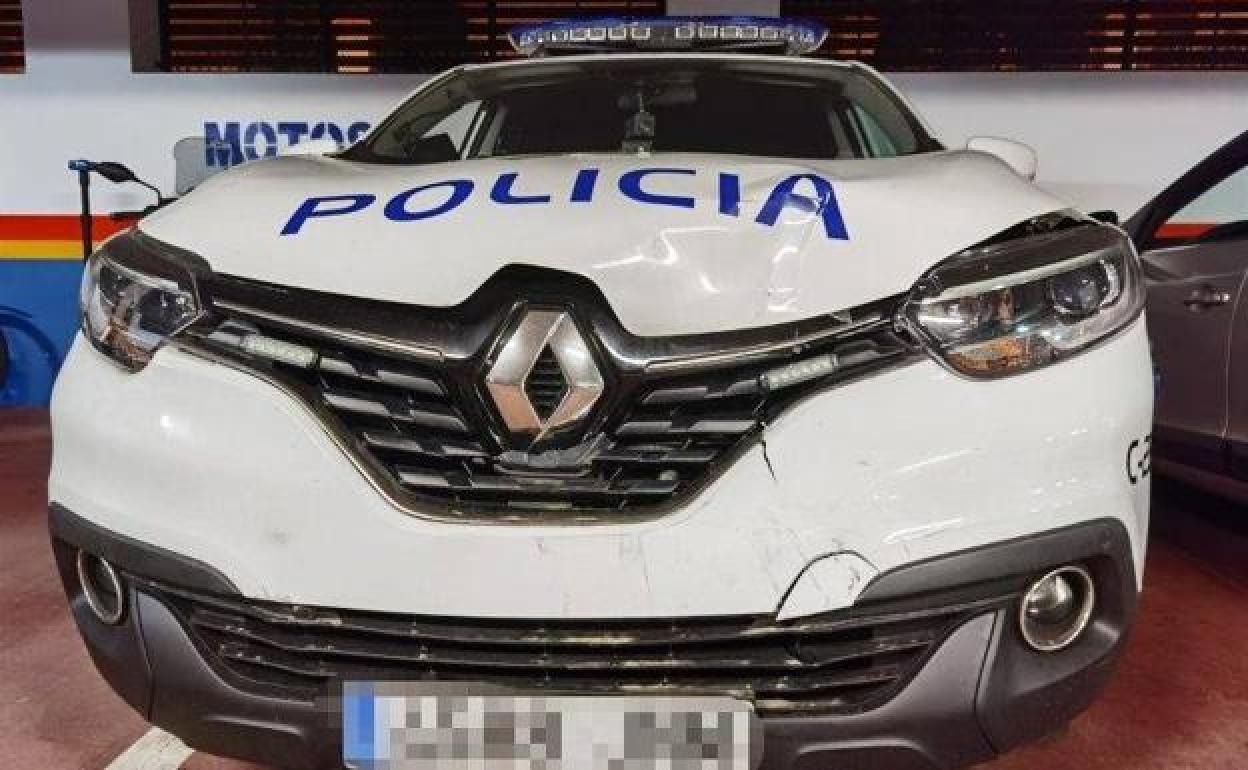 Desperfectos en el coche policial robado.