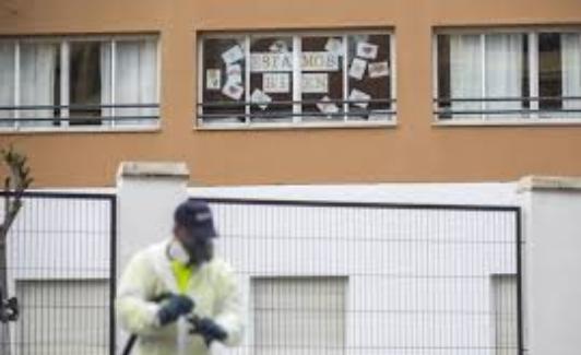 Un operario protegido contra el Covid-19, ante una residencia. 