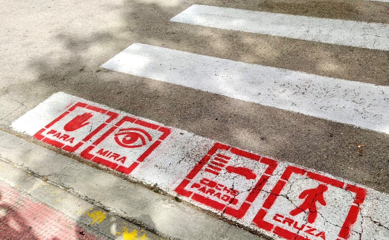 Pictogramas que se han pintado en los pasos de peatones para personas con dificultades cognitivas. 