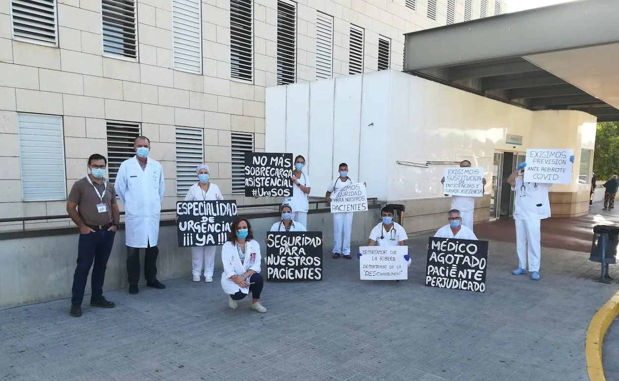 Personal sanitario del hospital de Alzira, en una de las protestas a las puertas de Urgencias.