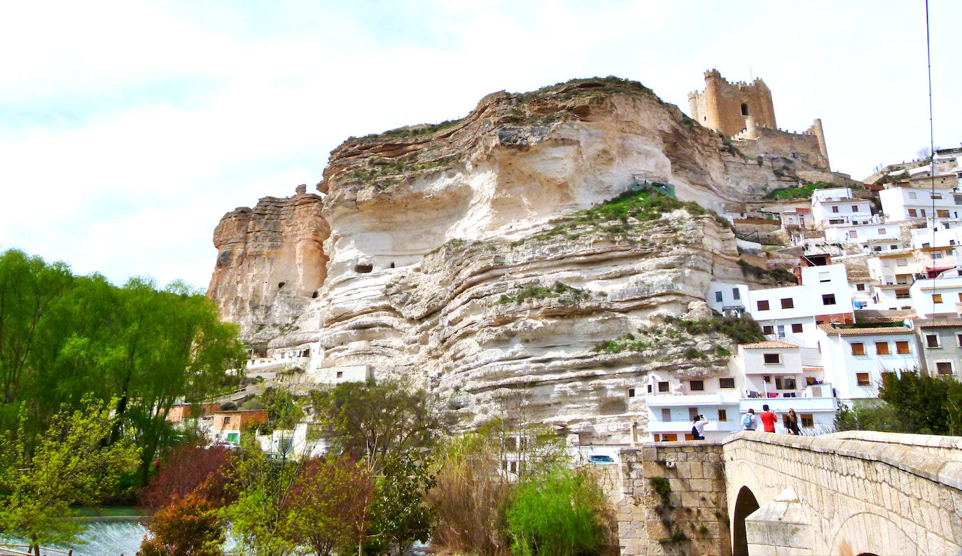 La visión de todo el conjunto histórico del municipio, perfectamente escalonado sobre la ribera del río Júcar, es una de las fotografías obligadas. Además de pasear por sus calles y admirar la peculiaridad de algunas de sus casas, en Alcalá del Júcar se pueden realizar actividades como senderismo o rutas en bici, debido a su abundante flora y fauna.