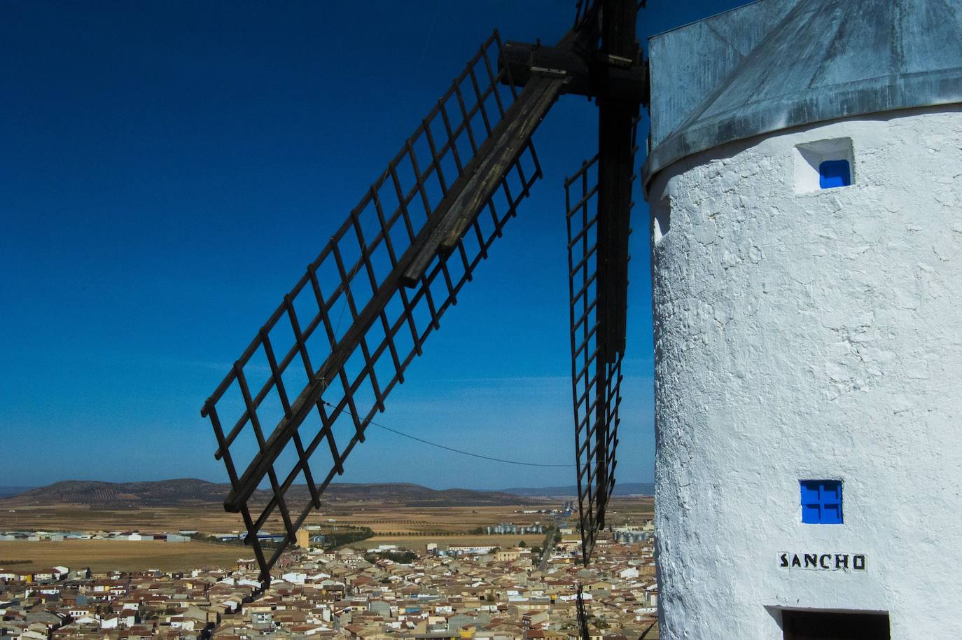 Los molinos de viento, declarados Bien de Interés Cultural en 2008, son sin duda uno de los reclamos turísticos más importantes de la comarca. Muchos de ellos aún mantienen la maquinaria original, lo que convierte la visita al molino en un viaje al pasado.