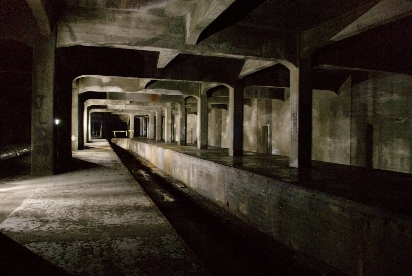 Metro abandonado de Cincinnati (Ohio) | Los túneles de este subterráneo permanecen como un laberinto vacío bajo la ciudad. Fue en 1900 cuando se tuvieron que abandonar las obras por falta de fondos y el lugar continúa como un curioso entresijo de túneles. 