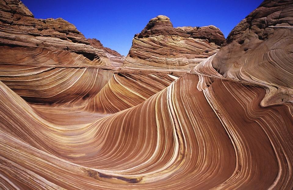 Las Olas (Arizona) | Estas formaciones de roca arenisca marcan una especie de olas por las que son conocidas a nivel mundial. Son uno de los lugares más visitados por los turistas en EE.UU por el impresionante espectáculo visual que ofrecen.